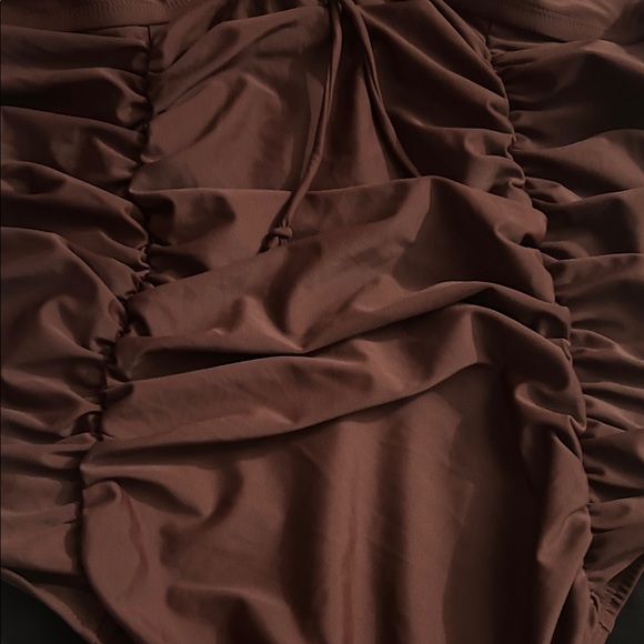 Título Poshmark:
Curvagile One Piece Swimsuit Brown Ruched Tummy Control Plus - Picture 6 of 7